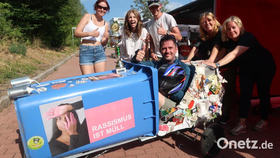 Das Siegerteam &quot;Die Olchis&quot; von der FOS/BOS Weiden mit seinem &quot;Müllmobil&quot; und Pilot Bernhard Planner. Bild: Kunz