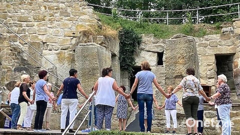Mitglieder des Katholischen Frauenbundes tanzten auf der Naturbühne am Schönberg. Bild: rgr