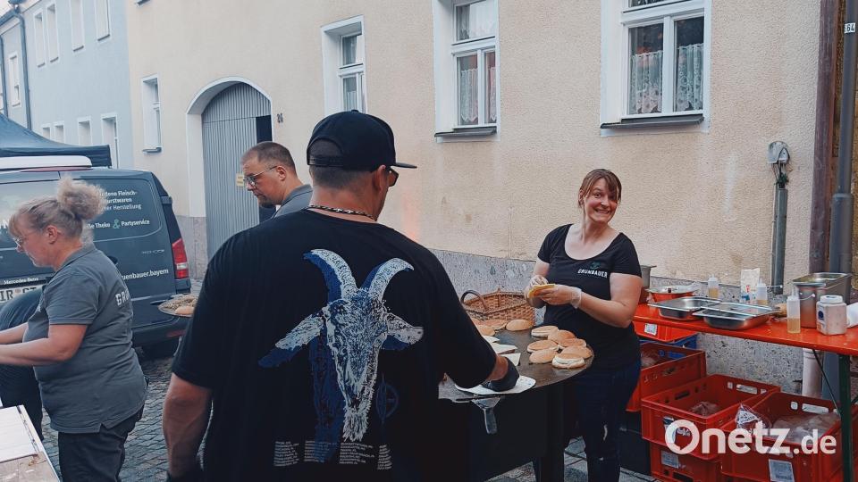 Großer Andrang herrschte bei Duschels Imbiss wie auch hier bei der Metzgerei Grünbauer, die viele Grillspezialitäten anboten. Bild: fks