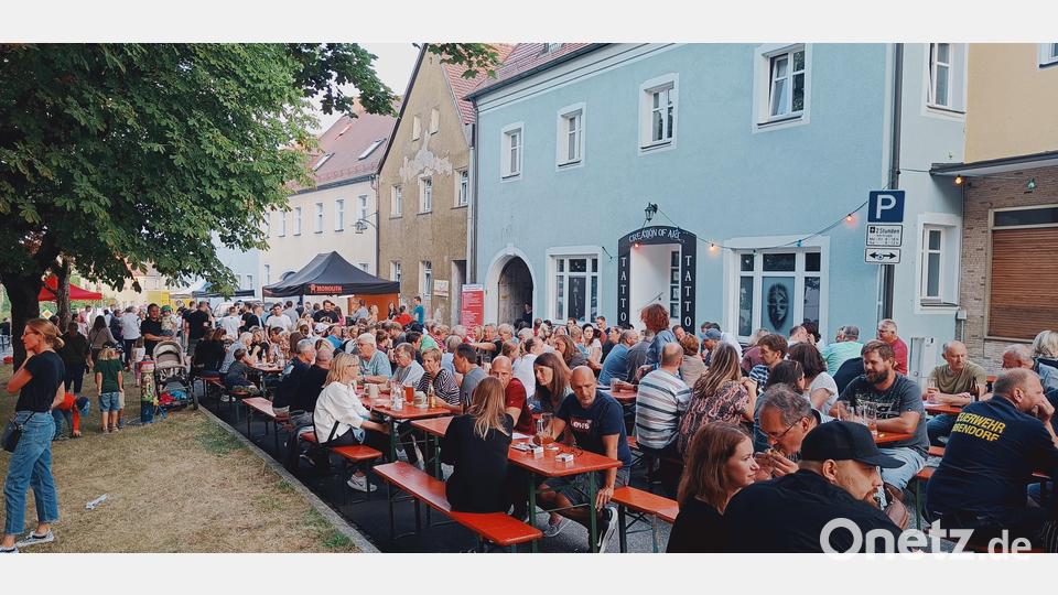 Schon am frühen Abend waren fast alle Plätze auf dem Unteren Markt besetzt. Und die meisten Gäste blieben bis in die späten Abendstunden. Bild: fks
