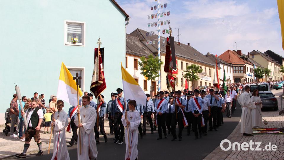 Bei strahlendem Sonnenschein beteiligen sich viele Gläubige an der Fronleichnamsprozession. In den Straßen von Kirchenthumbach und an vier Altären wird gesungen und gebetet. Bild: lep