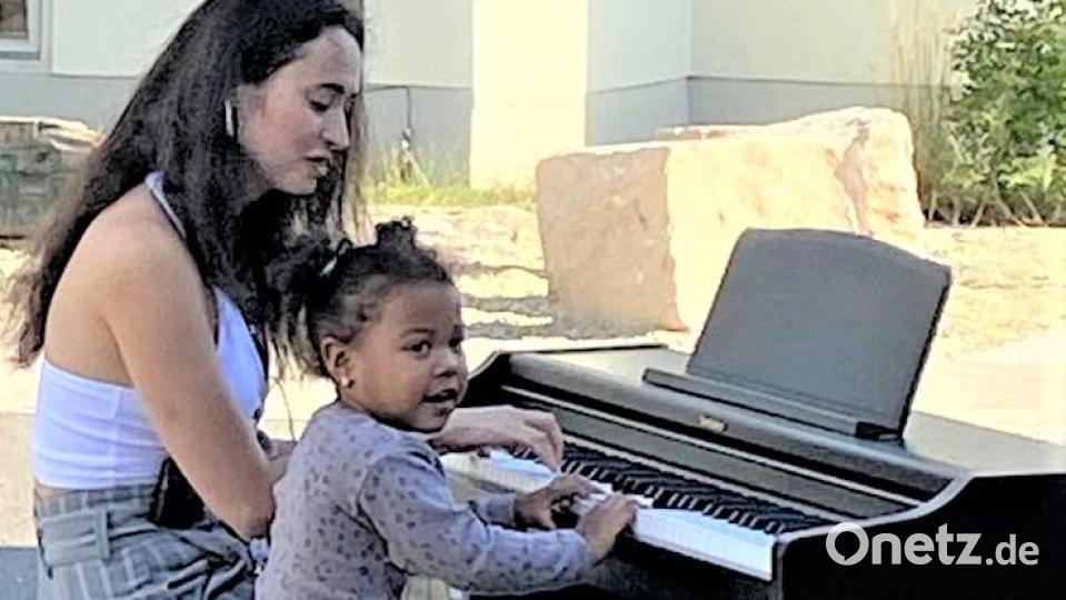 Tatjana Walter mit ihrer Musikschülerin beim Sommerkonzert der &quot;Klingenden Töne&quot; im Schulhof der Grund- und Mittelschule. Bild: rgr