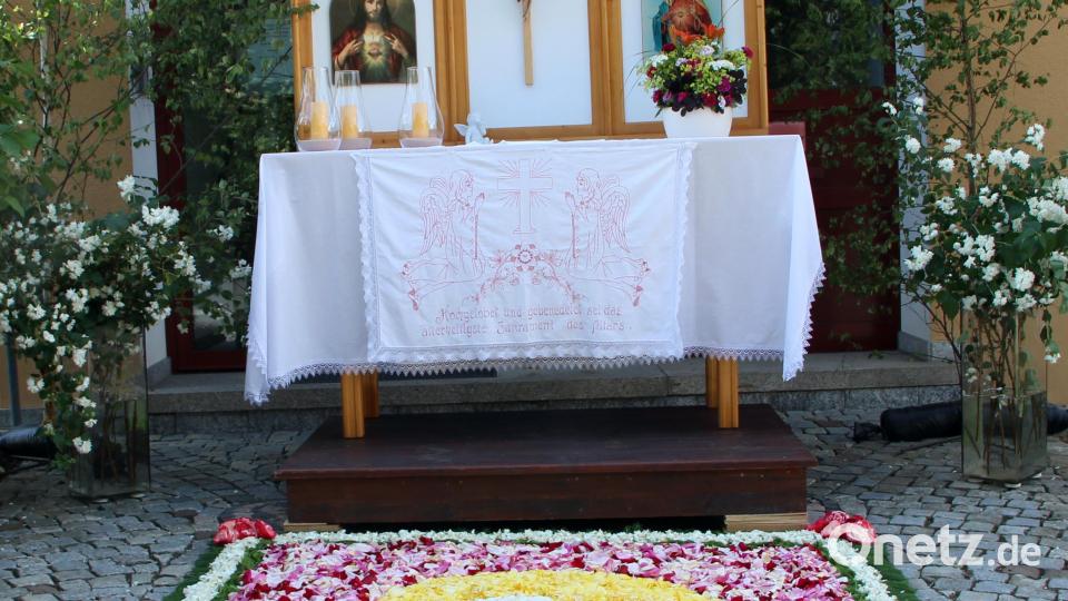 Der dritte Altar vor dem Rathaus. Der Missionskreis hat in vielen Stunden eine Friedenstaube mit Blumen gelegt., Bild: lep