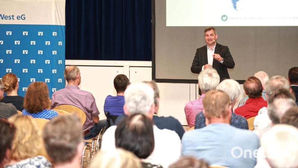 Über nachhaltige Geldanlagen und die derzeitige Wirtschaftslage sprach Markus Gürne in der Stadthalle. Bild: njn