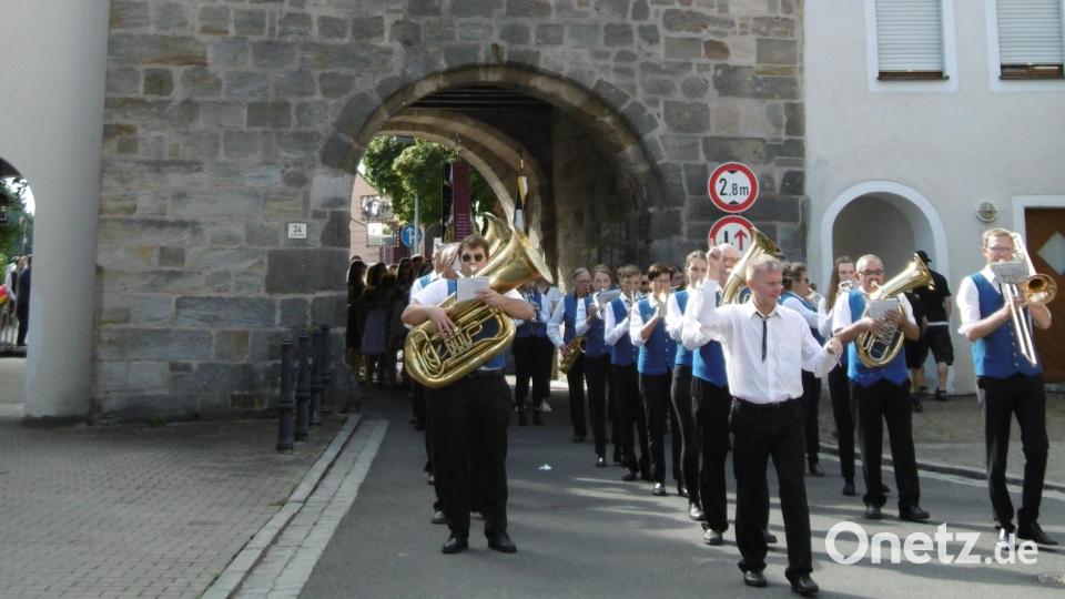 Hahnbacher Festzüge beginnen immer mit den Marktbläsern. Bild: mma