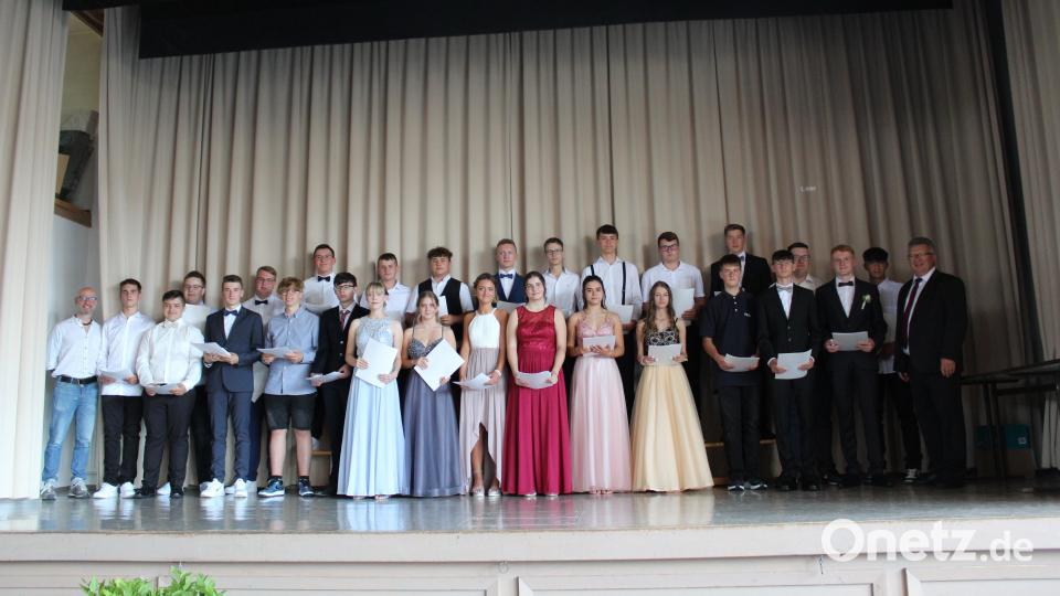 Klassenleiter Knut Müller (links) und Realschuldirektor German Helgert (rechts) gratulierten den Absolventen der Klasse 10d. Bild: Realschule Kemnath/exb