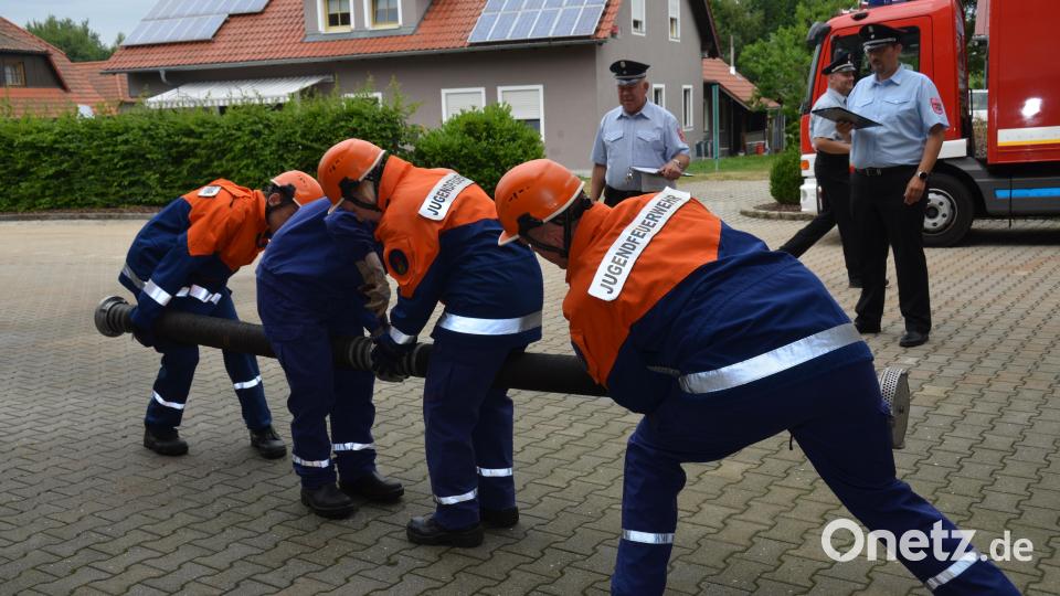 Unter Zeitdruck mit Bravour zu kuppeln verlangte von den Teilnehmern schon Geschick ab. Noch dazu schauten die Schiedsrichter genau auf Details. Rund um das Feuerwehrgerätehaus in Vohenstrauß durchliefen die jungen Leute die verschiedenen Stationen. Bild: dob