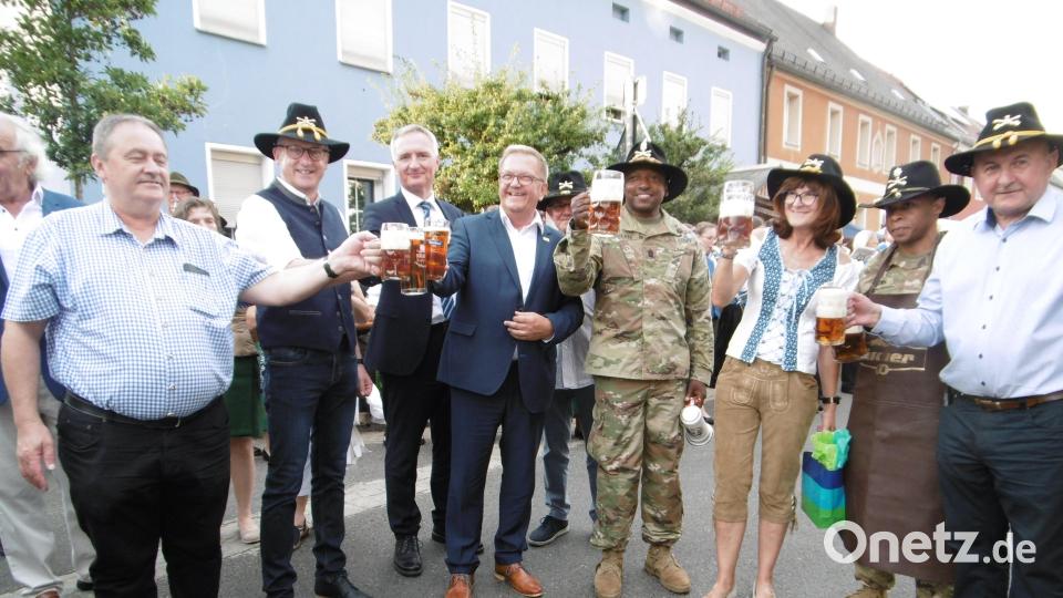 Freibier gab es nach dem Bieranstich vor dem Gasthof Ritter. Bild: mma