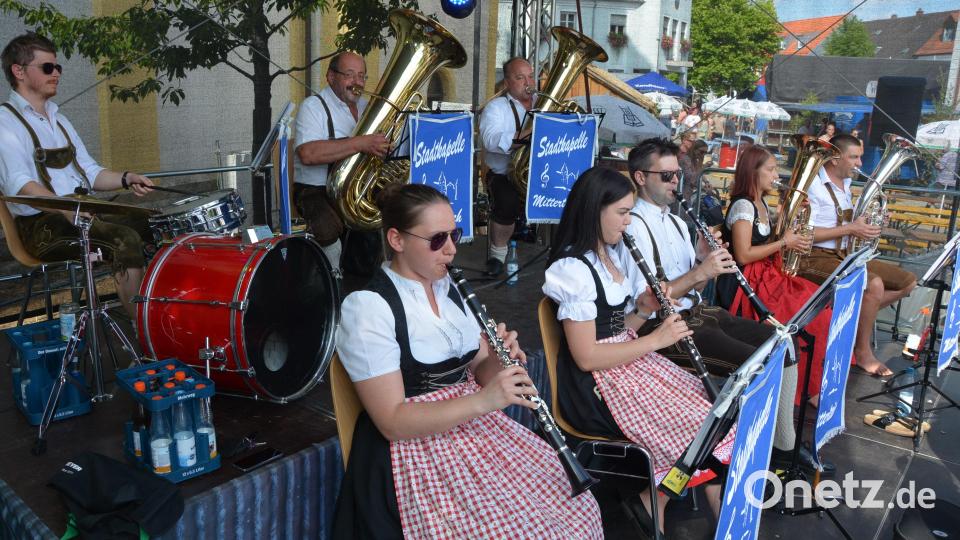 Für musikalische Unterhaltung sorgte auch die Stadtkapelle Mitterteich. Bild: jr