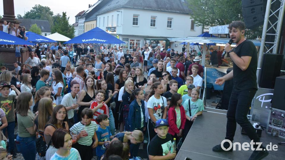 Das Mitterteicher Bürgerfest lockte Tausende Besucher an. Eine große Menschenmenge bildete sich am Samstagabend, als „Pop nach 8“ aufspielte. Bild: jr