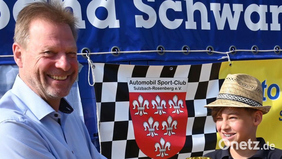 Freudenbergs Bürgermeister Alwin Märkl gratulierte Jakob Peter zum 1. Platz in der Klasse 17. Bild: gf