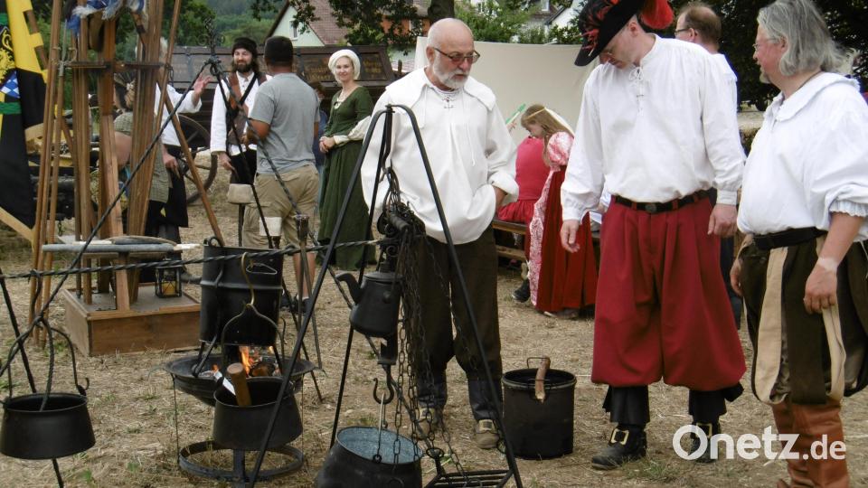 Lagerleben: Auf dem Vorplatz des Theuerner Schlosses haben historische Handwerker, Händler und zahlreiche Geschichtsdarsteller die Welt des Spätmittelalters und der frühen Neuzeit zu neuem Leben erweckt. Bild: mma