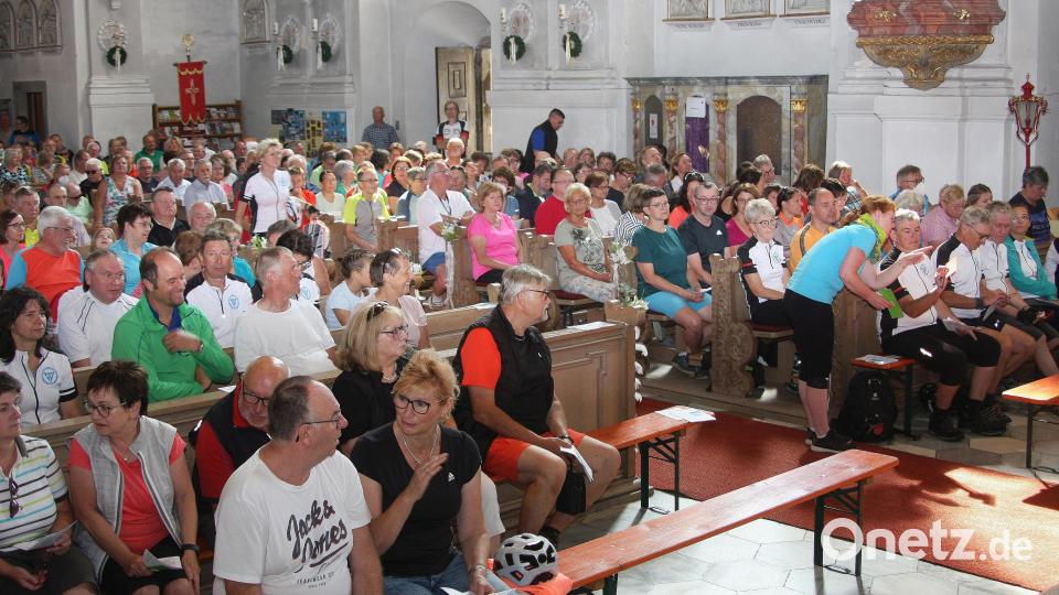 Weil die Plätze in der Kirche nicht mehr ausreichten, wurden vom Festplatz Bierbänke herangeschafft. Bild: wro