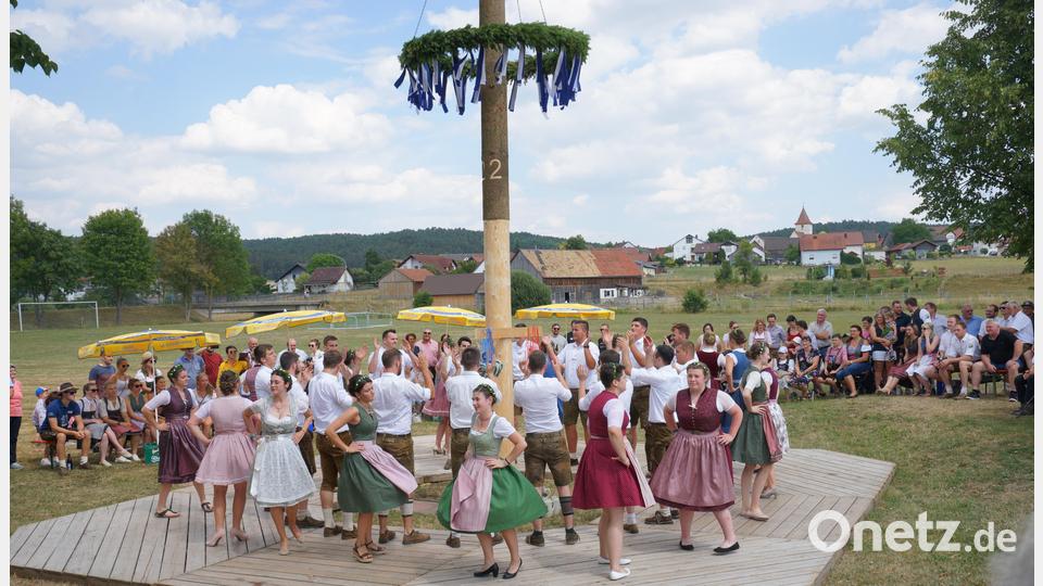 Viele Zuschauer waren zum Sportplatz nach Högllng gekommen, um die Kirwapaare tanzen zu sehen. Bild: nib