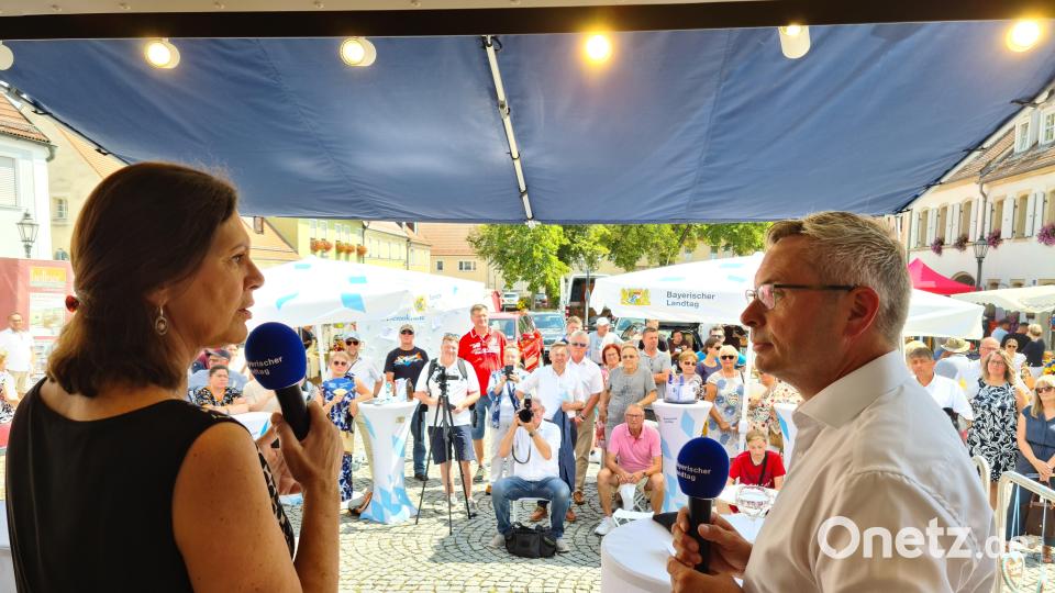 Landtagspräsidentin Ilse Aigner steht Moderator Rüdiger Nowak und dem Publikum Rede und Antwort. Bild: sne