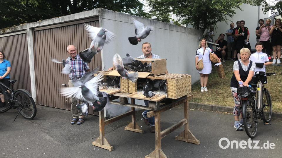 Brieftauben - als Symbol des Friedens - flogen nach dem Segen hinauf in den Fuchsmühler Himmel. Bild: wro