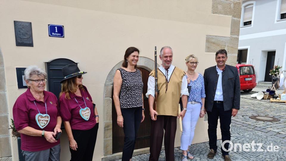 &quot;Stadtgardist&quot; Wolfgang Bräutigam übernimmt auf dem Annamarkt höchstpersönlich die Bewachung von Landtagspräsidentin Ilse Aigner. Bild: sne