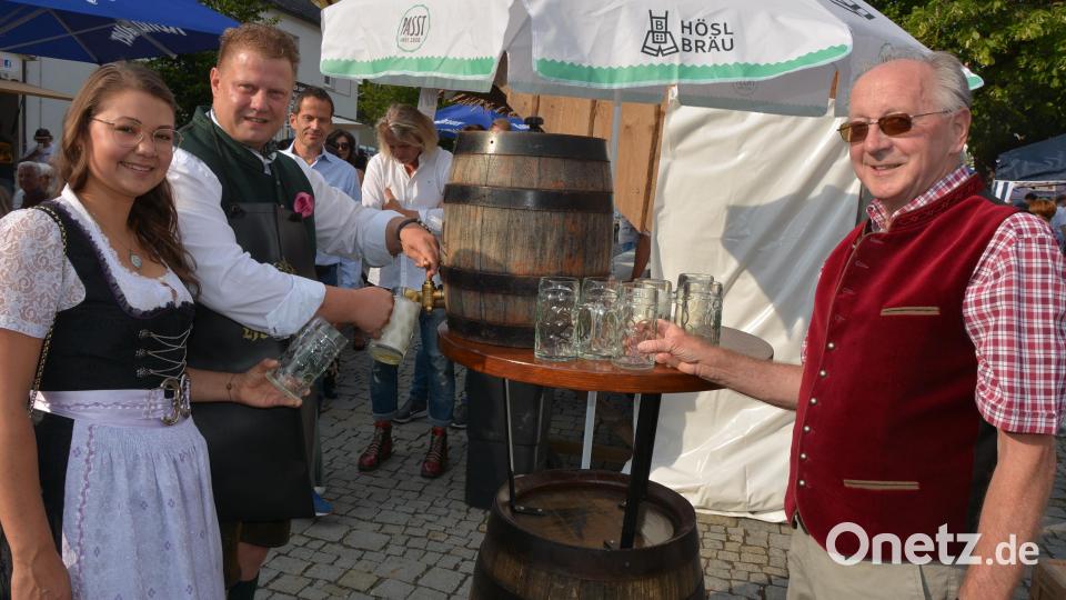 Bürgermeister Stefan Grillmeier befüllt im Beisein von Weißbier-Resi Martina Bleistein und Brauerei-Chef Michael Hösl (rechts) die ersten Krüge. Bild: jr