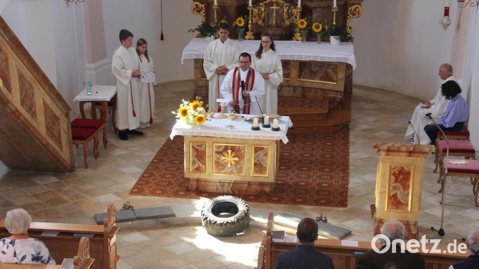 Im Festgottesdienst zum Jakobifest in Marchaney war vor dem Altar ein abgefahrener Reifen abgelegt. Darauf nahm Pfarrer Konrad Amschl in seiner Predigt Bezug. Bild: kro