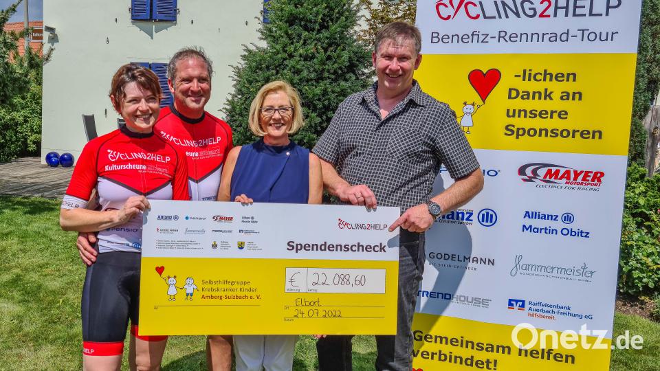 Über einen Scheck von über 22.000 Euro darf sich die Selbsthilfegruppe Krebskranker Kinder freuen (von links): Marina und Markus Burgenmeister (Cycling2Help) mit Petra Waldhauser und Marco Kind von der Selbsthilfegruppe. Bild: Michael Kozina/Cycling2Help/exb