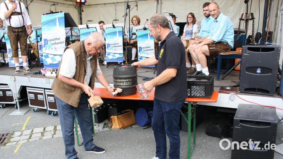 Assistiert von Stadtverbands-Vize Dominik Kormann zapft Stadtverbands-Ehrenvorsitzender und Festschirmherr Andreas Anger mit vier Schlägen beim 30. Pressather Bürgerfest das erste Fass Bier an. Bild: bjp