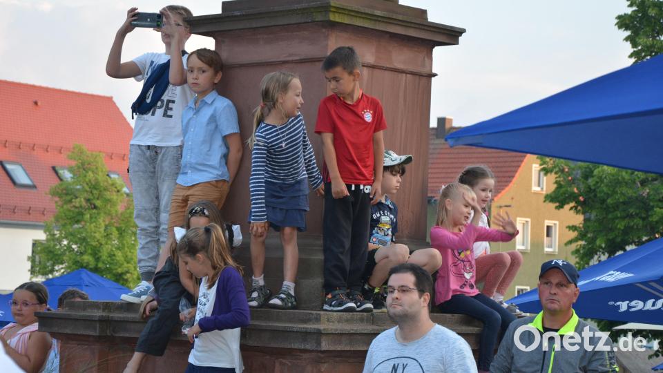 Vom Sockel der Mariensäule aus verschafften sich Kinder einen besseren Überblick. Bild: jr