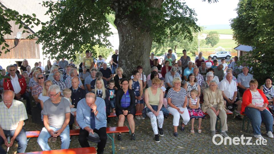 Aus Platzgründen verfolgten viele Gläubige den Festgottesdienst zum Jakobifest von Bänken vor dem Gotteshaus aus. Bild: kro