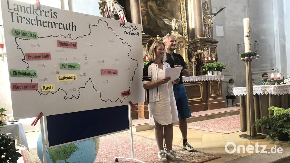 Bei der Nennung der einzelnen Gruppen ergänzten sich Schirmherr Gerd Schönfelder und Elvira Kastl (von rechts). Bild: wro