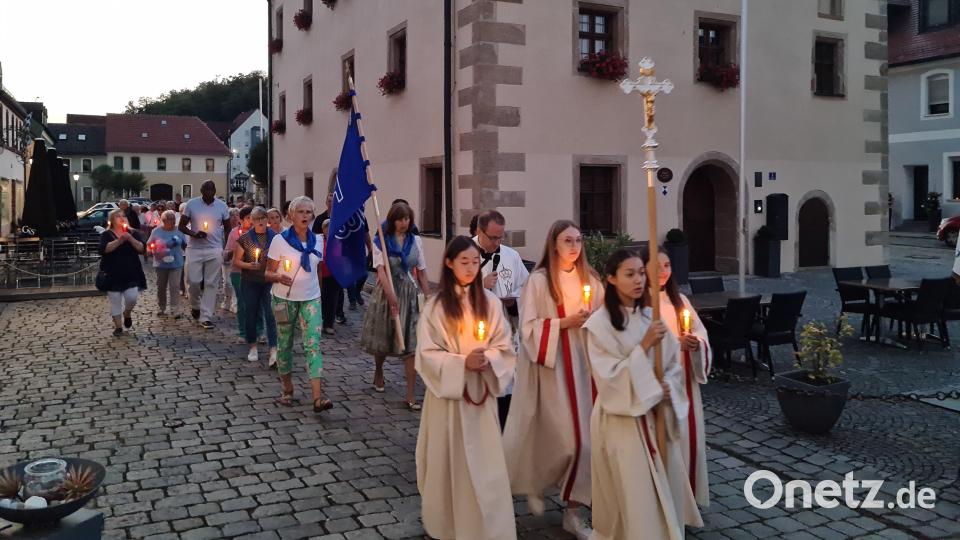 Mit einer Lichterprozession von der St.-Anna-Kirche zur Mariä-Himmelfahrts-Kirche endet das Annafest. Bild: sne