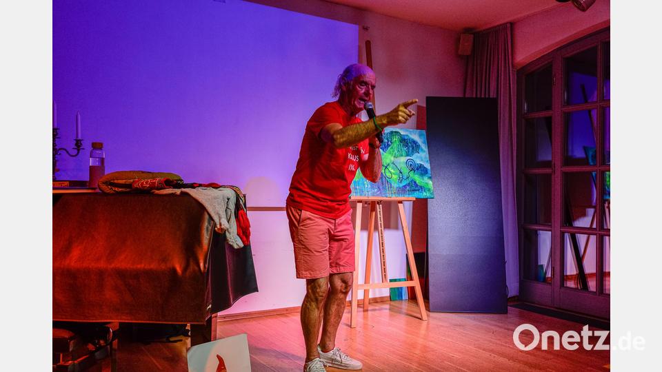 Der Kabarettist Klaus Karl-Kraus unterhält sowohl mit gutplatzierten Pointen als auch mit leisen und nachdenklichen Tönen. Bild: chl