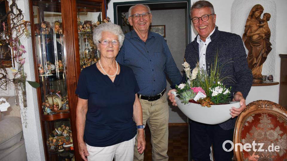 Bürgermeister Franz Stahl (rechts) gratulierte Rita und Helmut Standfest mit Blumen. Bild: ubb