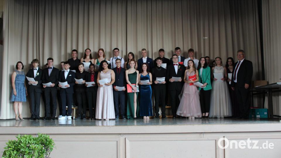 Klassenleiterin Sonja Zölch (links) und Realschuldirektor German Helgert (rechts) gratulierten den Absolventen der Klasse 10a. Bild: Realschule Kemnath/exb