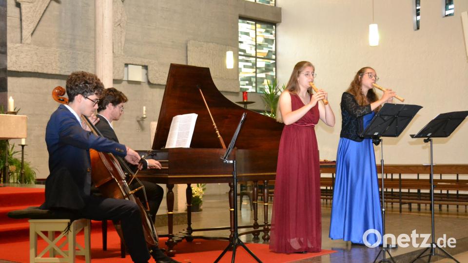 Internationales Zusammenspiel (von links): Santiago Parra Herrara (Cello) aus Kolumbien, Baptiste Guittet (Cembalo) aus Frankreich, Sophie Legat (Flöte) aus Tirschenreuth/Bayern und Alessandra Riubaldas Wickers (Flöte) aus Spanien. Bild: kki