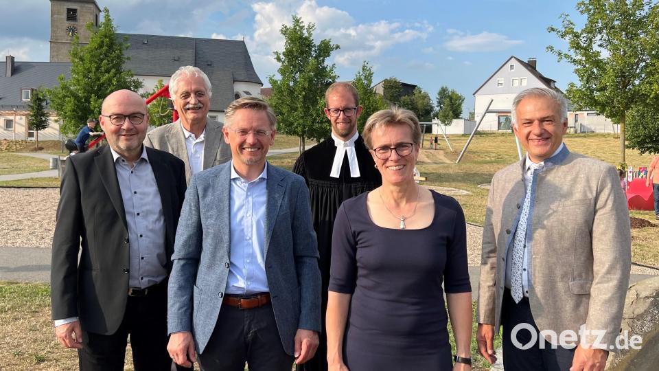 Bei der Einweihung des Bürgerparks Krummennaab waren dabei: Hubert Schmid von der Regierung der Oberpfalz, Städteplaner Emil Lehner, Landtagsabgeordneter Tobias Reis, Pfarrer Manuel Sauer, Bürgermeisterin Marion Höcht und Landrat Roland Grillmeier (von links). Bild: vsr