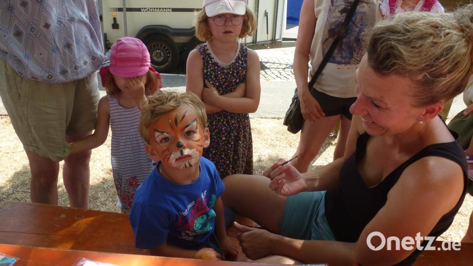 Erzieherin Melanie Rauh verzaubert den dreijährigen Jakob in einen kleinen Tiger Bild: bk