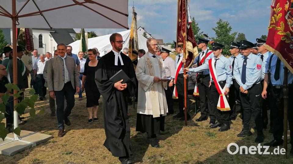 Hinter den beiden Geistlichen führten Bürgermeisterin Marion Höcht (Mitte) und Landrat Roland Grillmeier (links) den Einzug ins Festzelt an. Bild: vsr