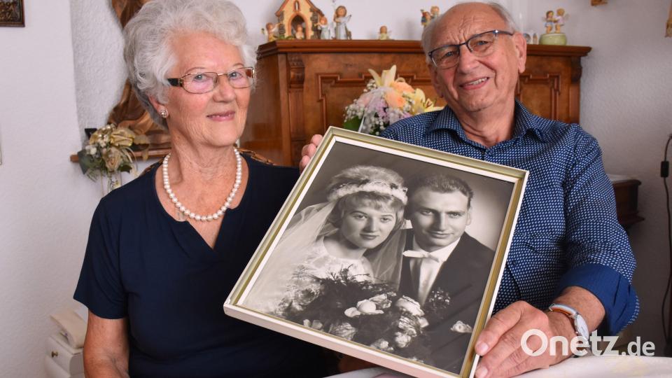 Rita und Helmut Standfest zeigen ihr Hochzeitsfoto von damals. Bild: ubb