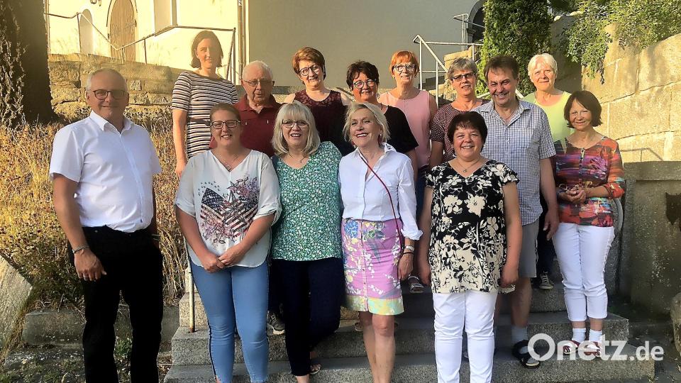 Der Amtswechsel an der Vorstandsspitze erfolgte im Kreis der Nachbarschaftshilfe Pullenreuth. Auf Christine Gärtner (vorne, Dritte von links) folgt Sandra Pinzer (vorne, Zweite von links). Die Arbeit von Christine Gärtner würdigte Bürgermeister Hubert Kraus (links). Über die Fortführung der ehrenamtlichen Nachbarschaftshilfe freuten sich auch Zweite Bürgermeisterin Christa Bayer und die Stellvertretende BRK-Kreisvorsitzende Eva Freifrau von Podewils (vorne, von rechts). Bild: wro