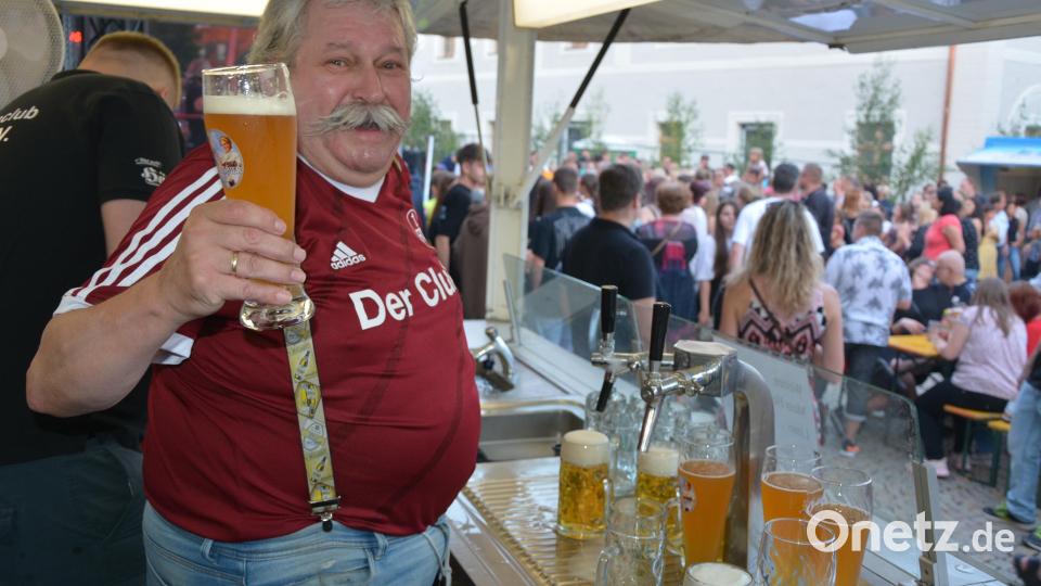 Gute Laune herrschte am Ausschank des Fanclubs des 1. FC Nürnberg. Bild: jr
