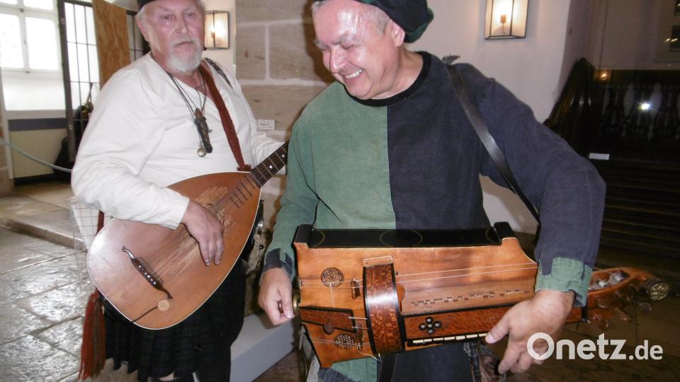 Spielleute: Auf dem Vorplatz des Theuerner Schlosses haben historische Handwerker, Händler und zahlreiche Geschichtsdarsteller die Welt des Spätmittelalters und der frühen Neuzeit zu neuem Leben erweckt. Bild: mma
