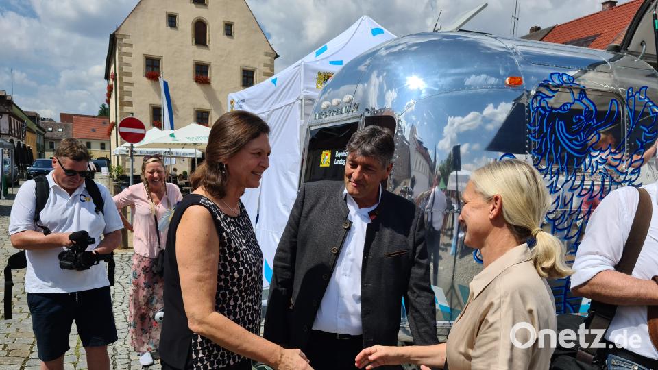 Bürgermeister Edgar Knobloch und seine Frau Gabi begrüßen Ilse Aigner auf dem Annamarkt. Bild: sne