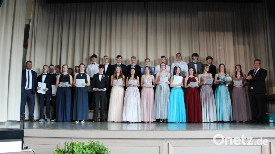 Klassenleiter Christian Frischholz (links) und Realschuldirektor German Helgert (rechts) gratulierten den Absolventen der Klasse 10b. Bild: Realschule Kemnath/exb