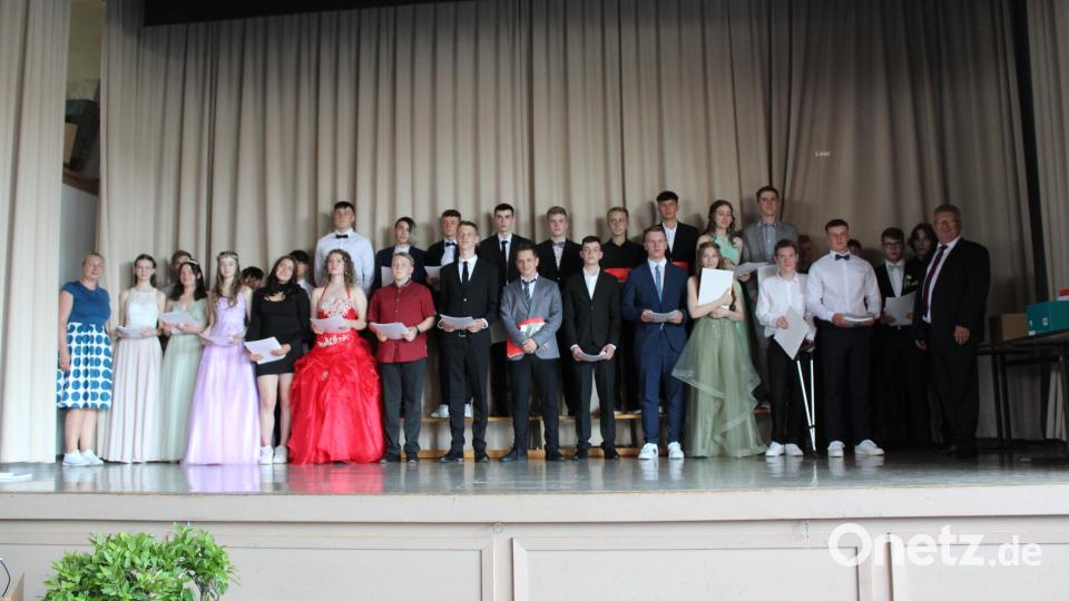 Klassenleiterin Tatjana Walter (links) und Realschuldirektor German Helgert (rechts) gratulierten den Absolventen der Klasse 10c. Bild: Realschule Kemnath/exb