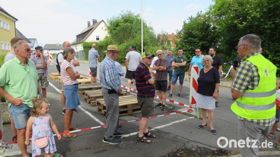 An den einzelnen Stellen konnten sich Besucher der Bürgerbeteiligung ein plastisches Bild von der Planung machen. Die Palletten stellen eventuelle Ruhebänke für die Kinder und Eltern dar. Bild: adj