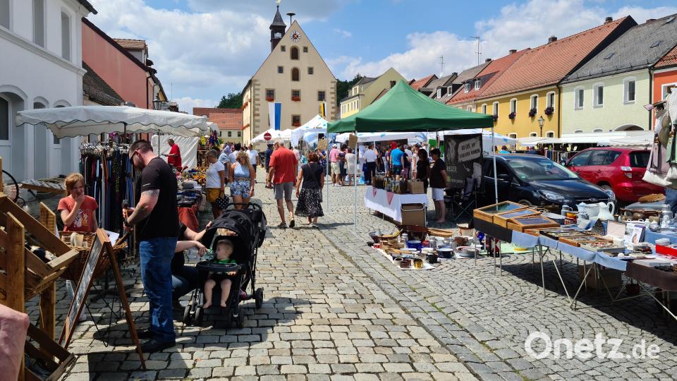 Bei hochsommerlichen Temperaturen erinnert das Herumstöbern bei Händlern und auf dem Flohmarkt an den Besuch von Basaren im Urlaub. Bild: sne