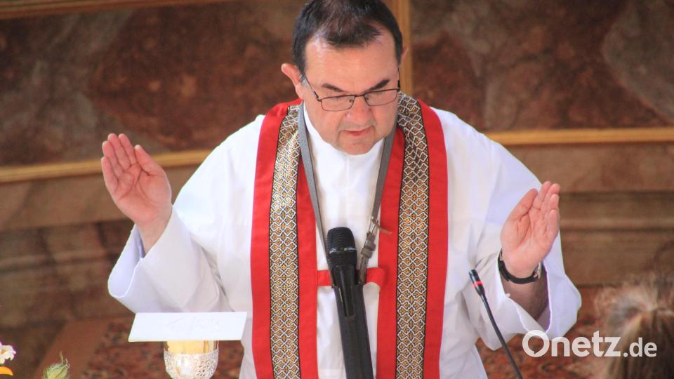 Pfarrer Konrad Amschl bei seiner Predigt. Bild: kro