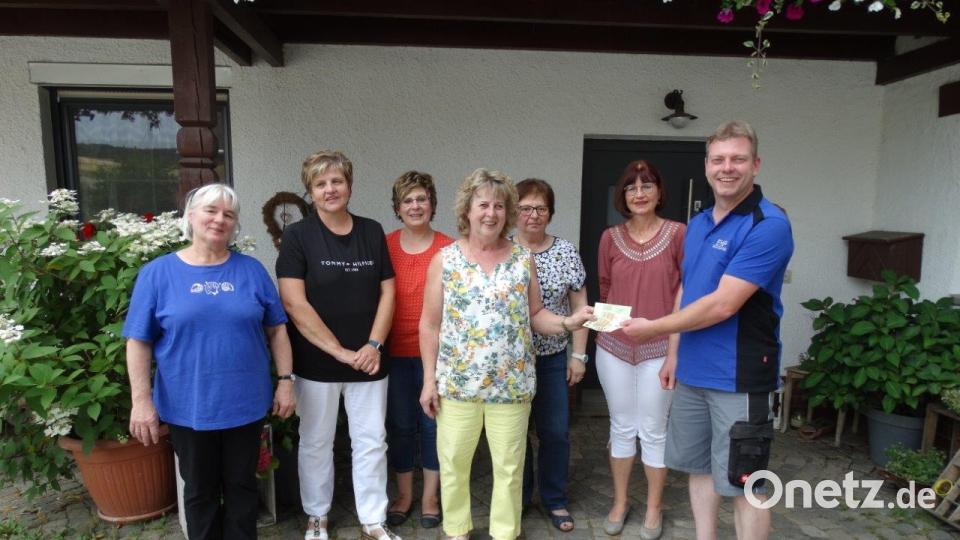 Holger Pühl (rechts) freute sich über die Spende des Müttervereins Pullenreuth, die Zweite Vorsitzende Lisa Michl (von links), Beisitzerin Lucia Götz, Schriftführerin Irene Ritter, Vorsitzende Anni König, Beisitzerin Ilona Hösl und Schatzmeisterin Hannelore Pschörer überreichten. Bild: twg