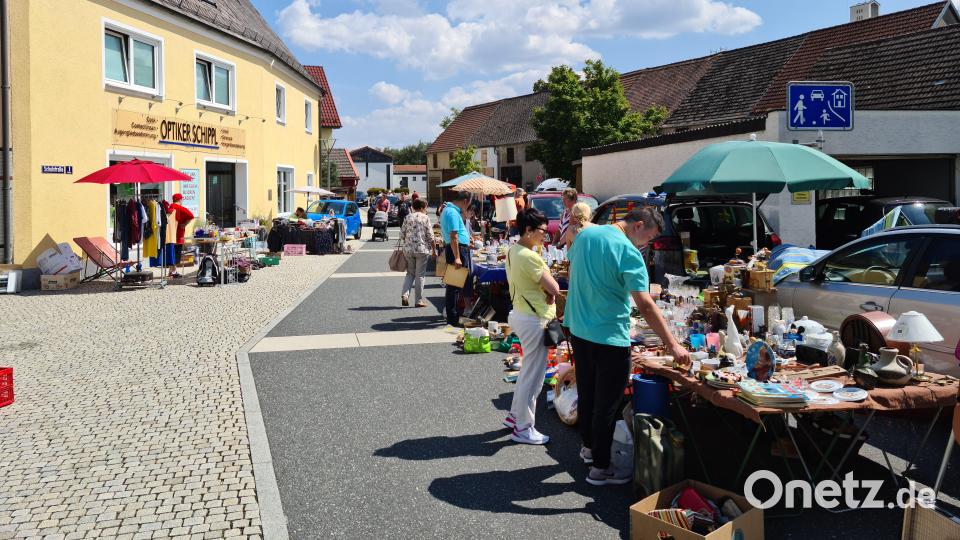 Bei hochsommerlichen Temperaturen erinnert das Herumstöbern bei Händlern und auf dem Flohmarkt an den Besuch von Basaren im Urlaub. Bild: sne
