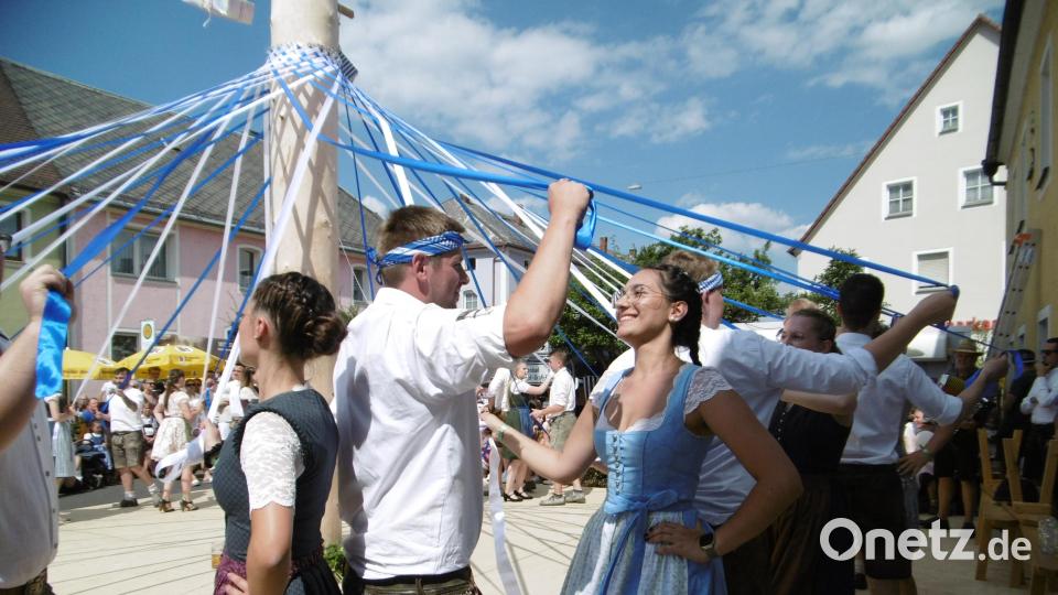 Die Hahnbacher Kirwaleut zeigen den Bandeltanz. Bild: mma