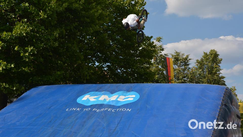 Bei einem &quot;Freestyle-Contest&quot; gab es spektakuläre Sprünge mit dem Fahrrad zu sehen. Bild: jr